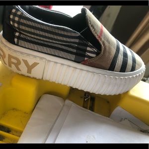 Toddler Unisex Slip On Shoes Size 8c In Very Good Condition worn 3 times